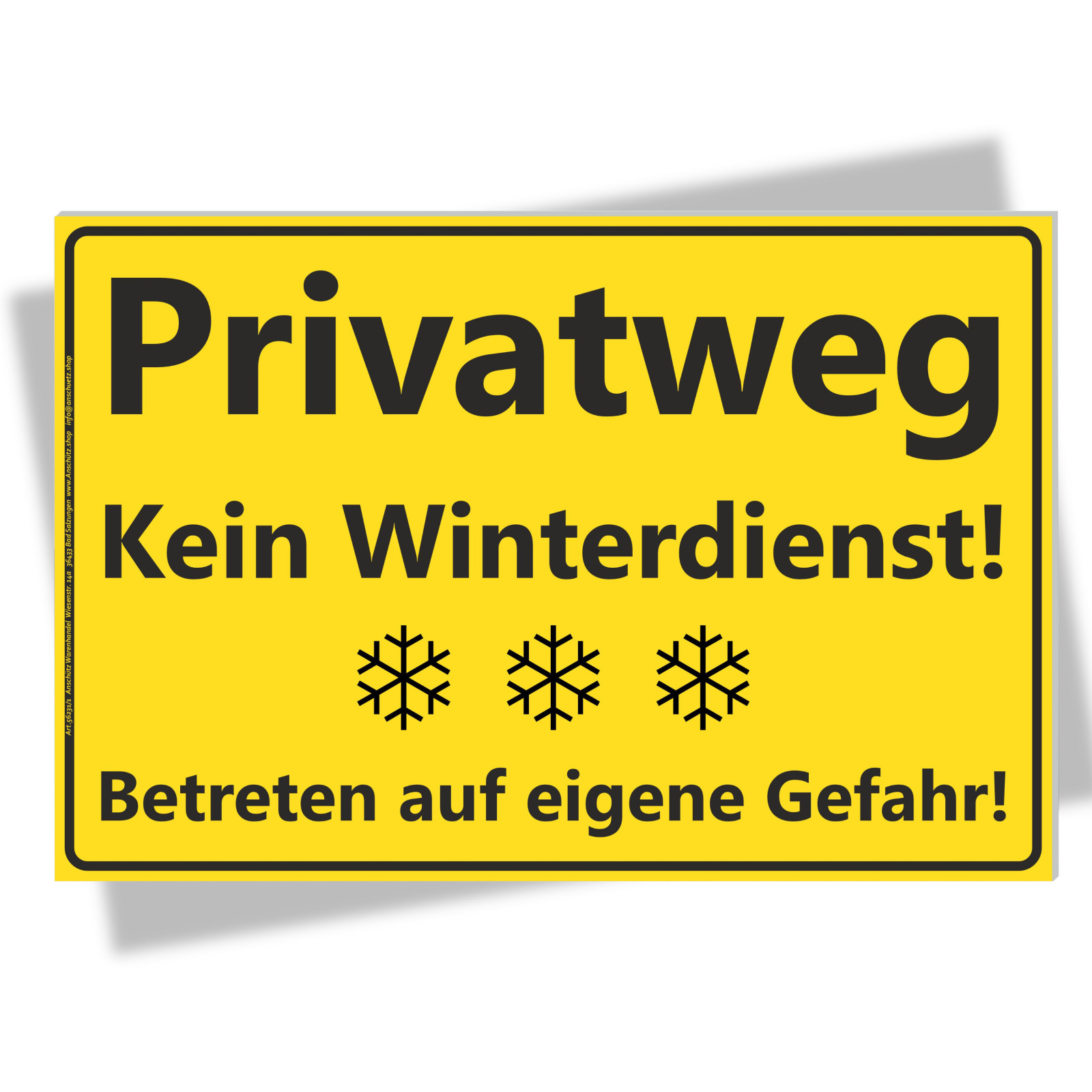 Gelbes Schild Privatweg. Betreten auf eigene Gefahr