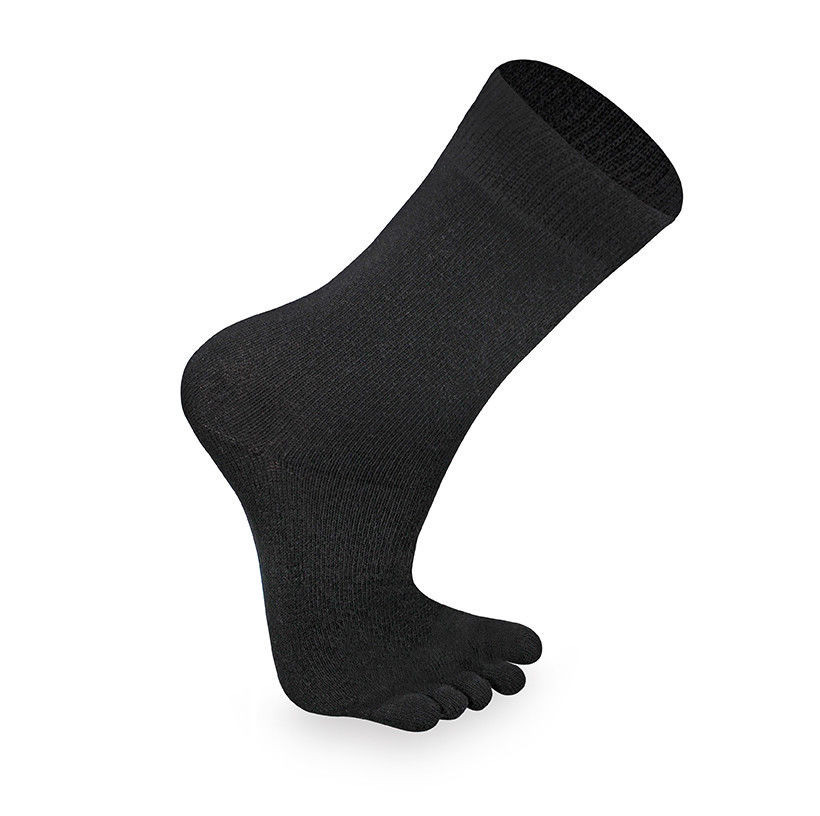 Schwarze Zehensocken passend zu weit geschnittenen Barfußschuhen